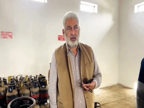 मौके पर मिलाया जिलाधिकारी को फोन।