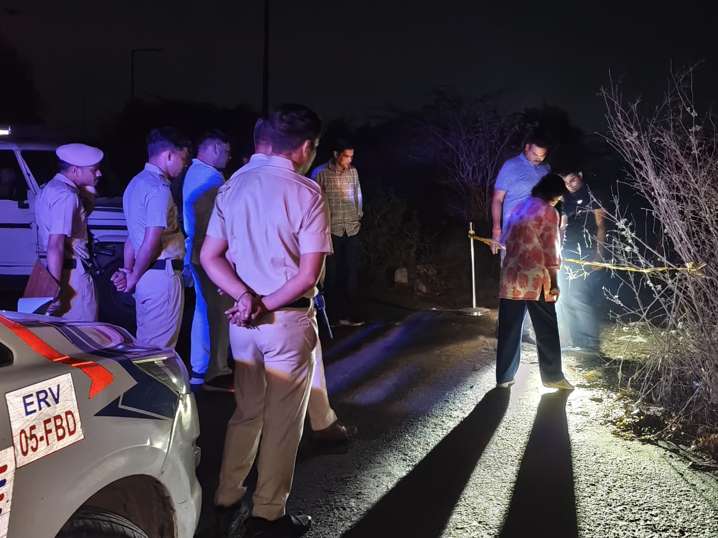 मौके पर जांच करती पुलिस।