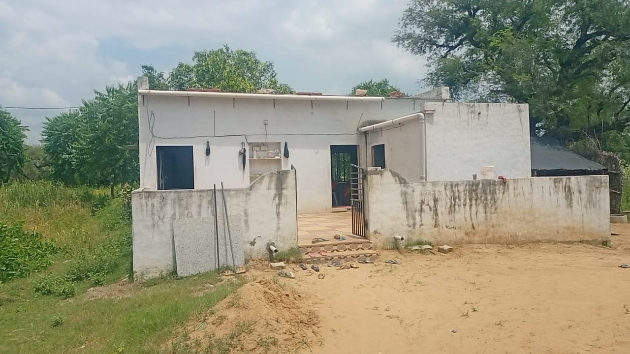 सीकर में मांडोली गांव में स्थित हरित का मकान।
