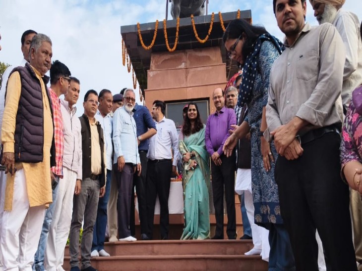 शिवपुर हैड पर महाराजा गंगा सिंह की प्रतिमा पर पुष्प अर्पित करते हुए जनप्रतिनिधि व अधिकारी।