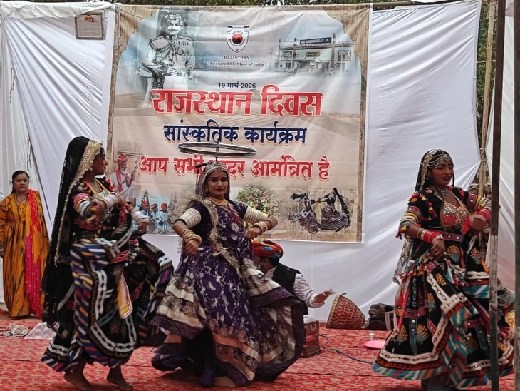 कार्यक्रम में कालबेलिया नृत्य करते हुए कलाकार।
