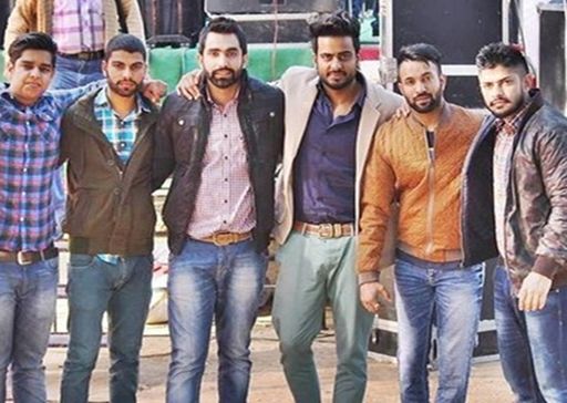 गैंगस्टर लॉरेंस (दाएं) के साथ सिंगर मनकीरत औलख(दाएं से तीसरे) की फाइल फोटो। ये कॉलेज फ्रेंड माने जाते हैं।- फाइल फोटो