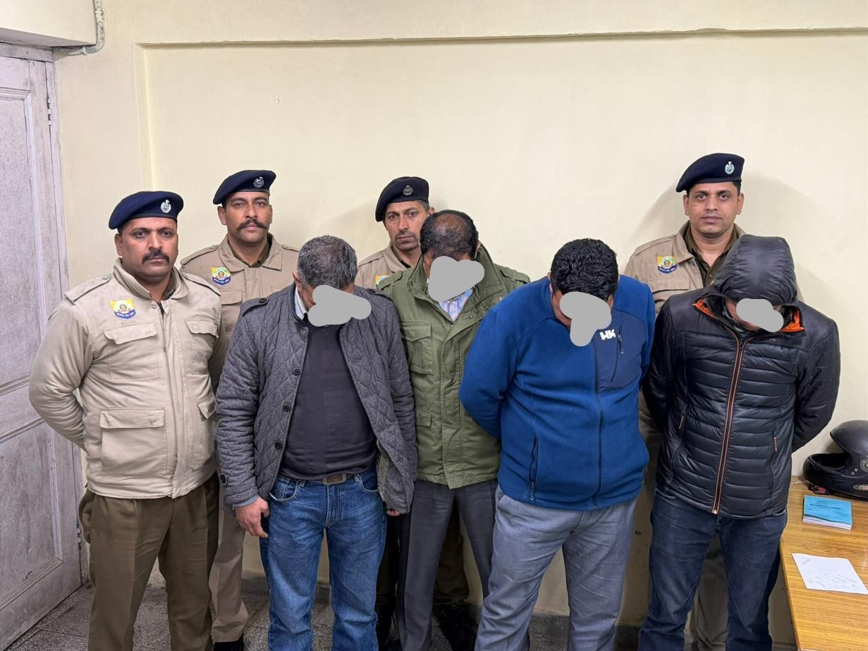 शिमला पुलिस द्वारा गिरफ्तार कुल्लू STF के जवान। - Dainik Bhaskar