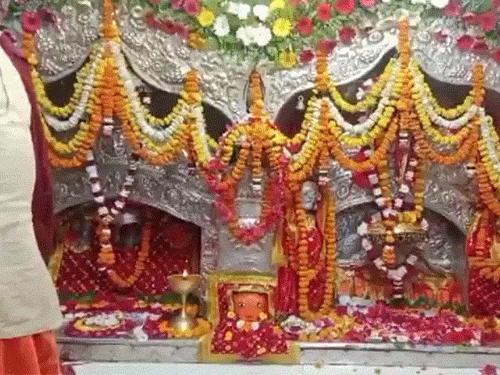 उत्तर प्रदेश के लखनऊ में चंद्रिका देवी मंदिर में आरती की गई।