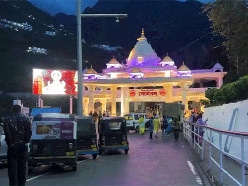 जम्मू-कश्मीर के कटरा में बारिश के बावजूद लोग माता के दर्शन करने पहुंचे।