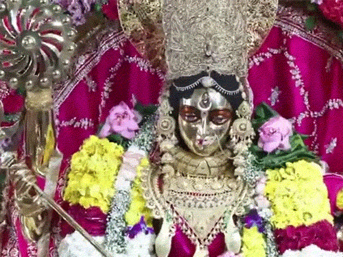 दिल्ली में छतरपुर के कात्यायनी शक्तिपीठ मंदिर में आरती की गई।