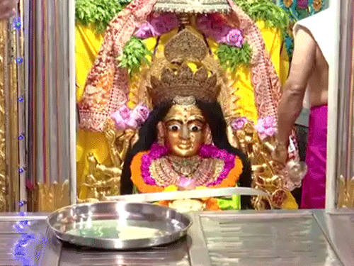महाराष्ट्र में मुंबा देवी मंदिर में नवरात्रि पर पूजा-अर्चना की गई।