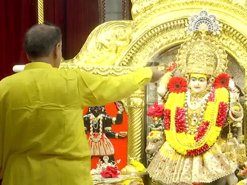 दिल्ली के झंडेवालान मंदिर में नवरात्रि के पहले दिन देवी मां की आरती की गई।