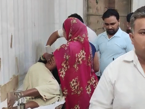 लेपर्ड हमले में घायल महिला का अस्पताल पहुंचाया, जहां उसके गले और हाथ का इलाज चल रहा है।