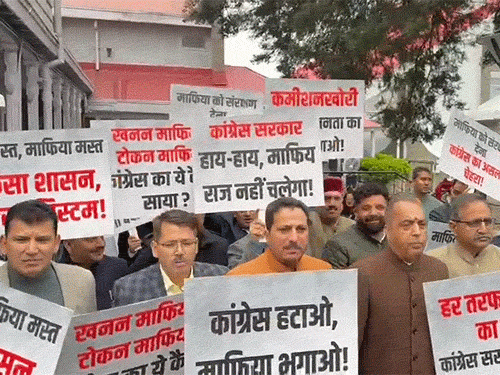 विधानसभा परिसर में प्रदर्शन करते हुए बीजेपी विधायक।