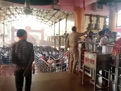 उत्तर प्रदेश के लखनऊ में चंद्रिका देवी मंदिर में आरती की गई।