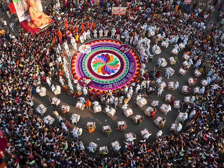 गुड़ी पड़वा उत्सव के दौरान कलाकार परफॉर्म करते हुए।