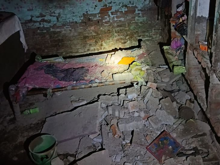 यूपी के मथुरा में आंधी के चलते मकान की छत ढह गई।