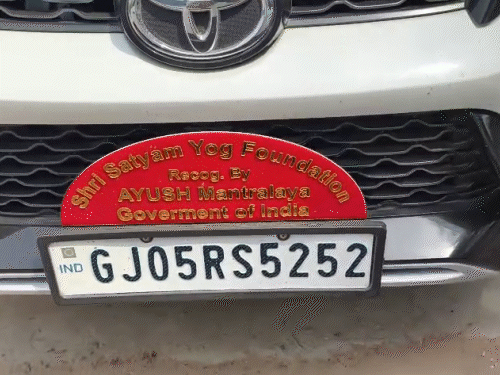 आयुष मंत्रालय, गवर्नमेंट ऑफ इंडिया लिखी इसी कार से करते थे नोटों की सप्लाई।