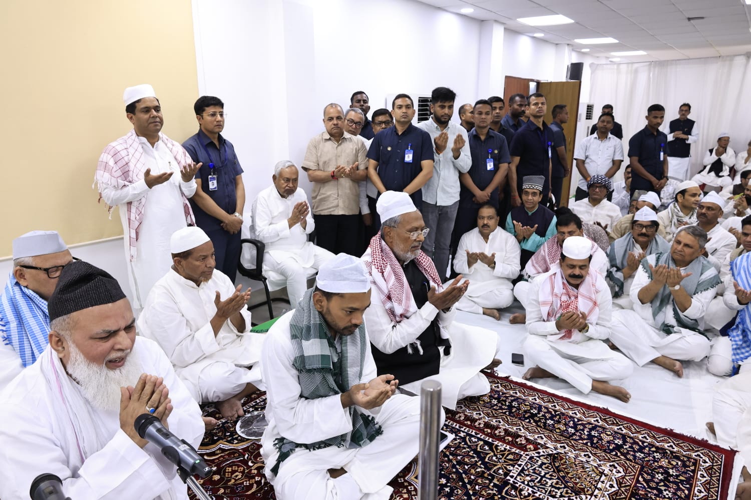 निशांत कुमार टोपी-गमछा पहनकर रोजेदारों के साथ सबसे आगे तो नीतीश कुमार पीछे कुर्सी पर बैठकर दोनों हाथ जोड़ हुए थे।