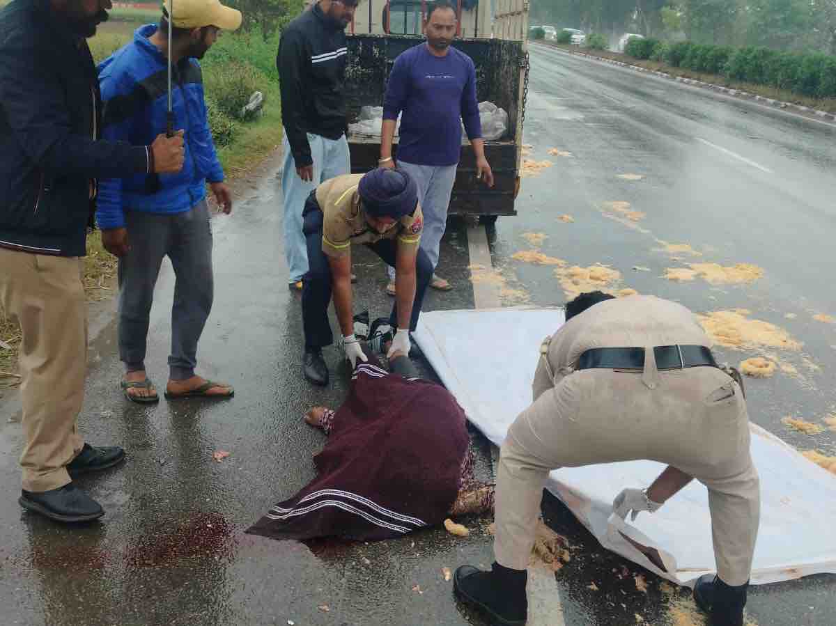 मृतक के शव को लेकर जाती सड़क सुरक्षा फोर्स की टीम।