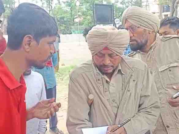 मौके पर पहुंची पुलिस कार्रवाई करते हुए।