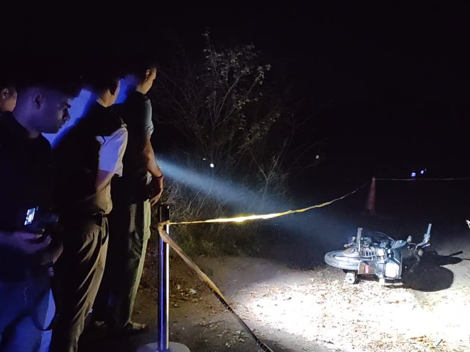 वारदात के बाद बदमाशों की पड़ी बाइक।