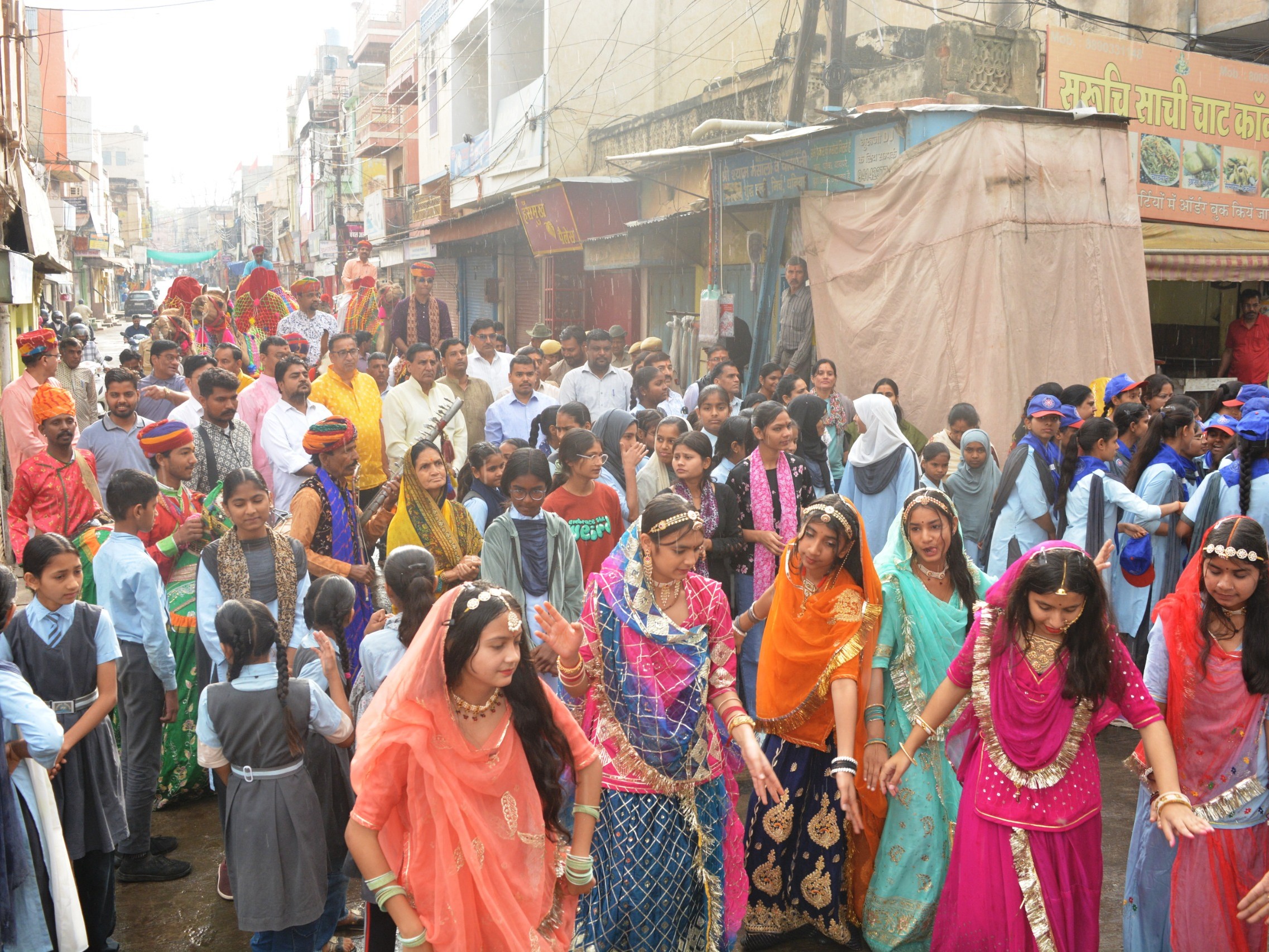 पूजा के बाद गढ़ परिसर से विरासत कार्निवल यात्रा निकाली गई।