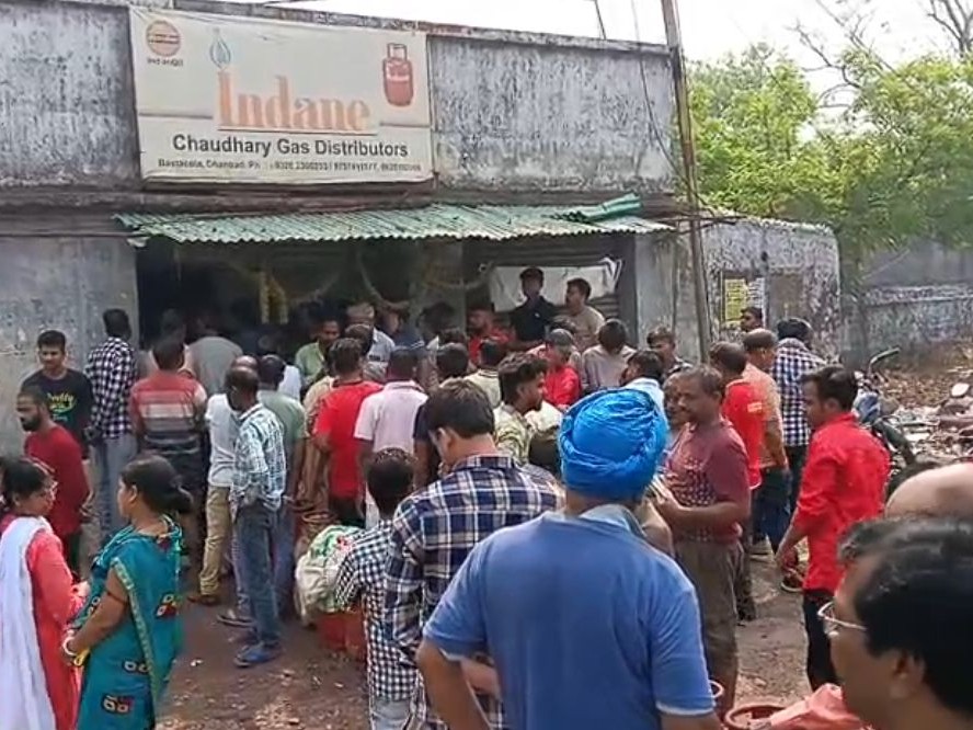 सुबह से ही एजेंसी के बाहर उपभोक्ताओं की लंबी कतार लगी रही।