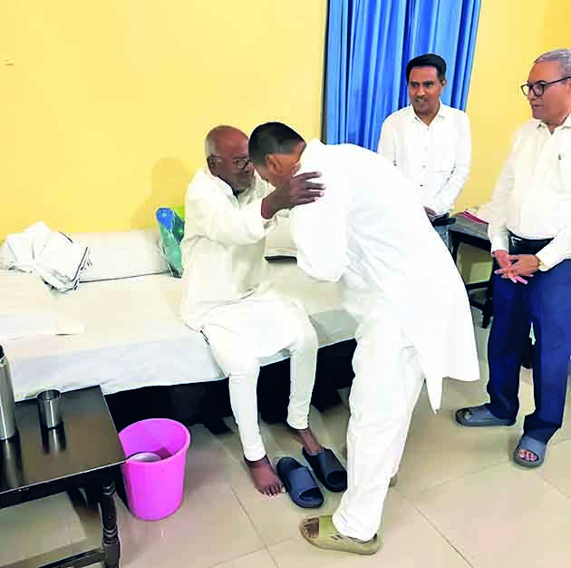 जदयू के वरिष्ठ नेता वशिष्ठ नारायण सिंह से मिले निशांत कुमार, आशीर्वाद लिया।