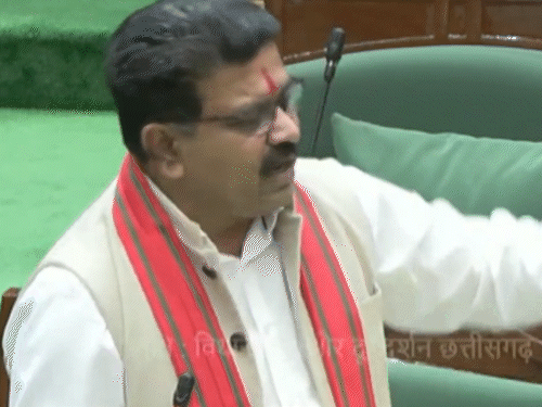 विजय शर्मा ने कांग्रेस विधायकों से कहा यह वॉकआउट नहीं बल्कि भागना है।