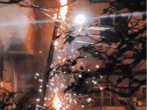 परिजन का कहना है कि बिजली के पोल में स्पार्किंग हुई, उसकी वजह से आग लगी। इसका एक वीडियो भी सामने आया है।