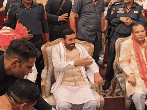 राज्यसभा चुनाव से एक दिन पहले सीएम नायब सैनी विधायक वत्स के भतीजों को आशीर्वाद देने पहुंचे थे।