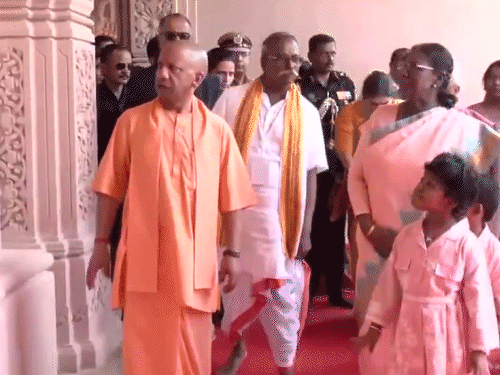 राष्ट्रपित ने राम मंदिर परिसर को देखा। सीएम योगी ने उन्हें मंदिर निर्माण के बारे में जानकारी दी।