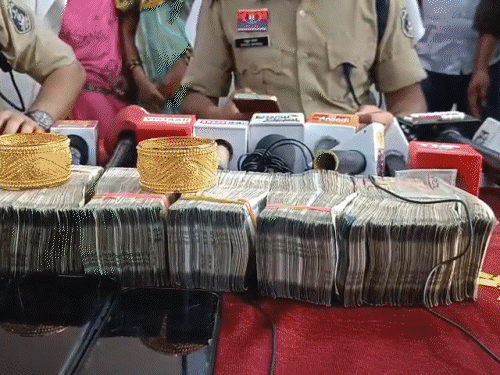 गुजरात की महिला मुख्य आरोपी है। उसके साथ 3 अन्य साथी भी पकड़े गए।