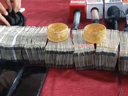 आरोपी महिला के पास से नगदी और जेवर जब्त हुआ हैं।
