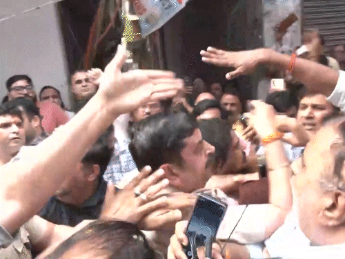 कहासुनी के बाद भाजपा और आप कार्यकर्ताओं के बीच धक्का-मुक्की शुरू हो गई।