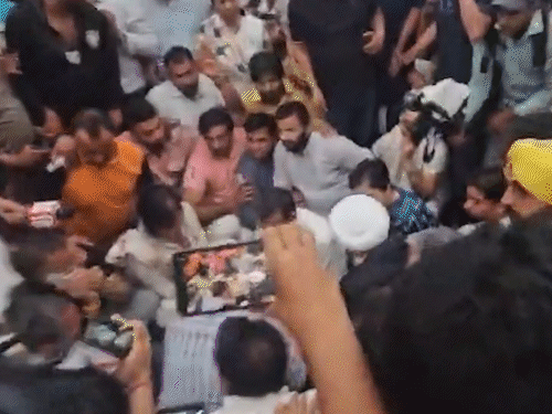 पूर्व सीएम अरविंद केजरीवाल को जब पीड़ितों के परिवार से मिलने नहीं दिया गया तो वह धरने पर बैठ गए।