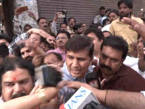 शोकसभा में सौरभ भारद्वाज ने रेस्क्यू से जुड़ा वीडियो दिखाया, जिसके बाद उनकी भाजपा नेताओं से कहासुनी होने लगी।