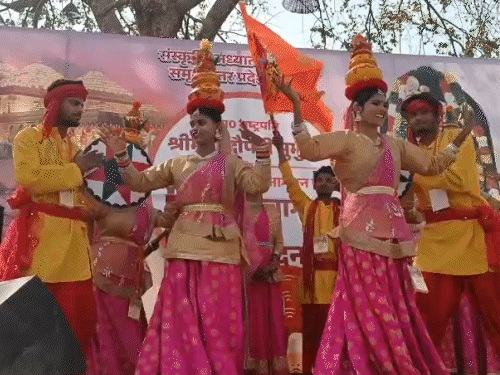 राष्ट्रपति के स्वागत में एयरपोर्ट से मंदिर तक 20 स्थानों पर सांस्कृतिक कार्यक्रम आयोजित किए गए। इनमें 250 कलाकारों ने प्रस्तुतियां दीं।