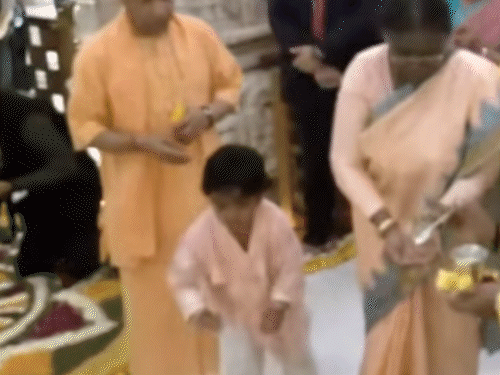 राष्ट्रपति द्रौपदी मुर्मू के साथ उनकी नातिन आद्याश्री और नित्याश्री मंदिर पहुंची। वह भी पूजा-अर्चना करती नजर आई।