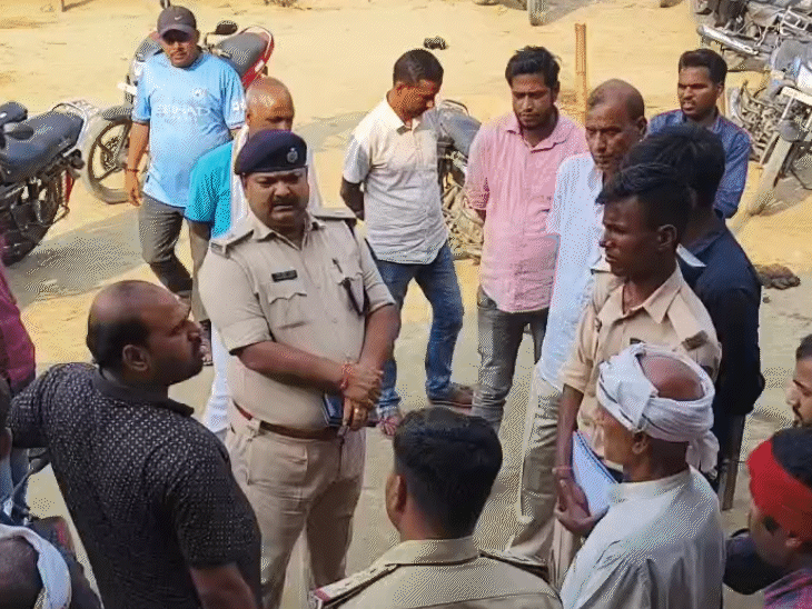 ग्रामीणों ने घटना को लेकर पूछताछ करती पुलिस।