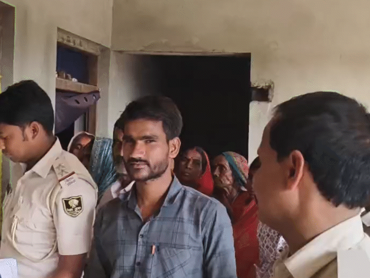 घटनास्थल पर जांच करने पहुंची पुलिस और मौके पर ग्रामीणों की भीड़।