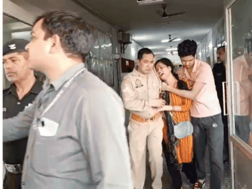 बच्चे की मौत से मां का रो-रोकर बुरा हाल है। पति और बेटा मां को संभालने की कोशिश करते रहे।