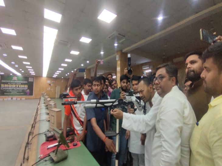 निशांत कुमार इंडोर शूटिंग रेंज भी पहुंचे। जहां वो निशाना लगाते हुए नजर आ रहे हैं।
