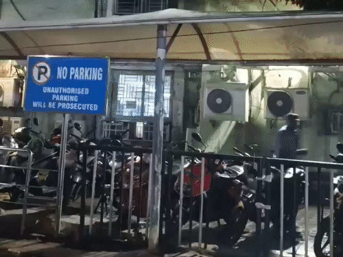 कटक के श्रीराम चंद्र भंज(SCB) मेडिकल कॉलेज अस्पताल में 14-15 मार्च की दरमियानी रात करीब 3 बजे आग लग गई थी। - Dainik Bhaskar