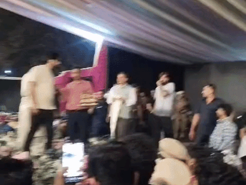 साउंड में दिक्कत आने पर आयोजक, साउंड टीम व सिंगर मासूम शर्मा को सम्मानित करते हुए जेसीडी मैनेजमेंट