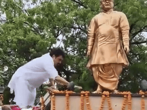Kuldeep Bishnoi touching Bhajan Lal's statue at Bishnoi Temple in Hisar. (File)