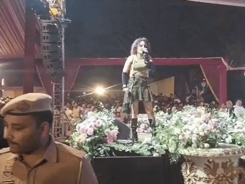 सिरसा जेसीडी में शो के दौरान परफॉर्मेंस देते हुए कलाकार शिवा चौधरी