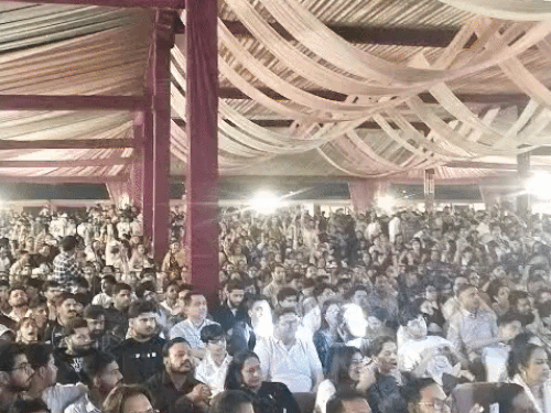 शो में शिवा चौधरी के गानों पर डांस करते हुए युवतियां व महिलाएं।