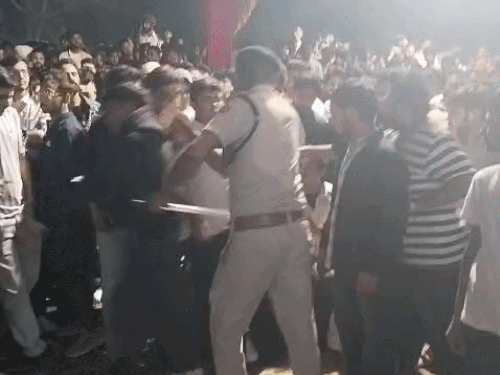 शो के दौरान भीड़ को खदेड़ते हुए पुलिसकर्मी