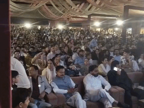 स्टेज के नीचे पहली पंक्ति में बैठे अतिथि, जेसीडी मैनेजमेंट स्टाफ व इनेलो जिलाध्यक्ष जसबीर सिंह