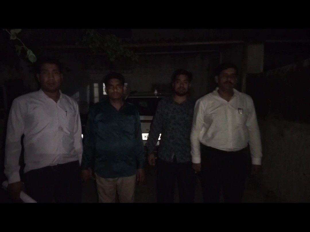 आरोपितों को गिरफ्तार कर ले जाती विजिलेंस टीम। - Dainik Bhaskar