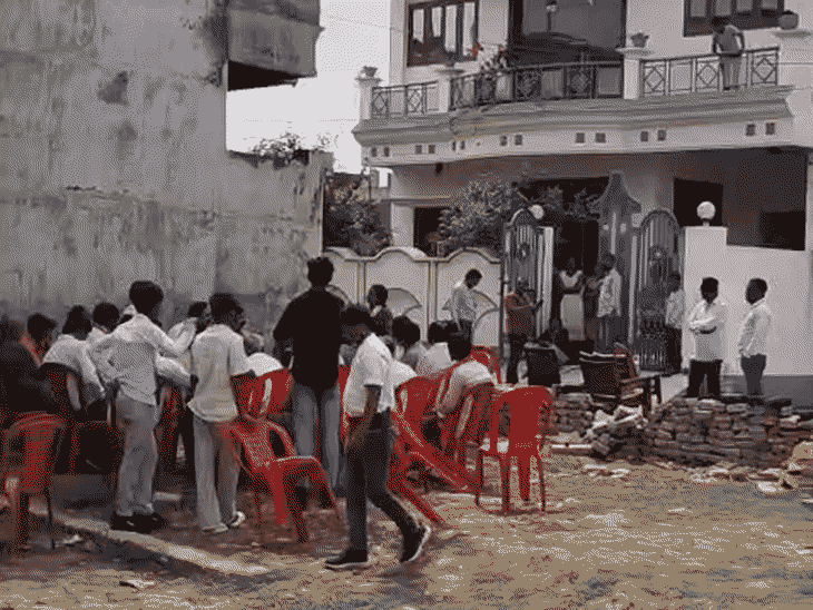 भाजपा नेता राजकुमार चौहान की मौत के बाद घर पर मिलने आने वालों की भीड़ लगी है।