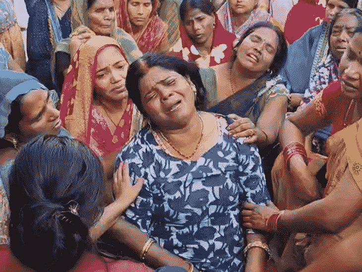 भाजपा नेता की पत्नी सुशीला देवी ने कहा कि मेरे पति के हत्यारों के घर पर बुलडोजर चलना चाहिए।